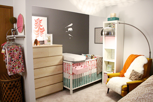ao fundo, uma parede escura para destacar o contraste entre o branco dos móveis do bebê
